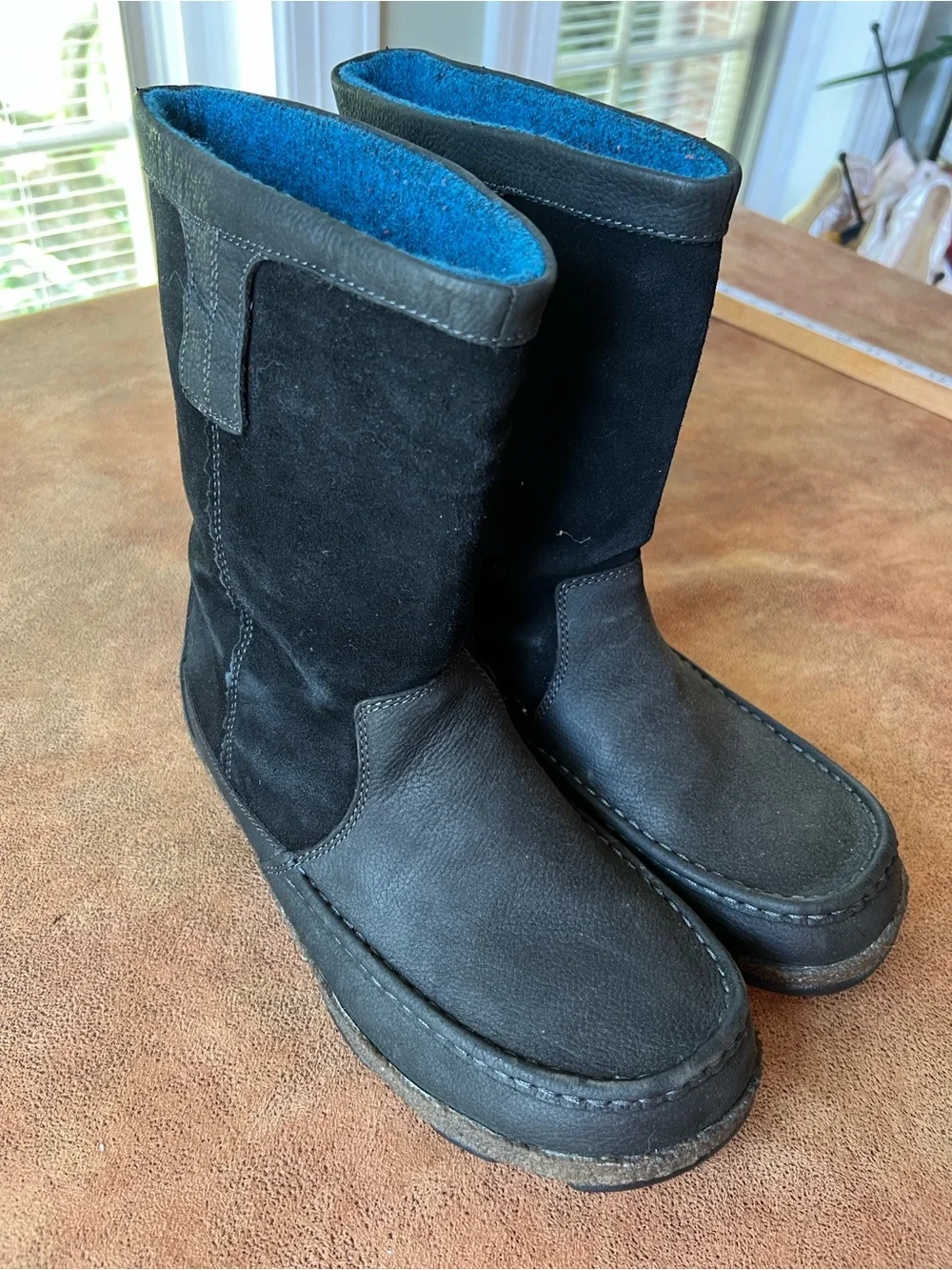 OluKai Kohana Men's Black Suede & Leather Boots with Blue Lining. Size 10